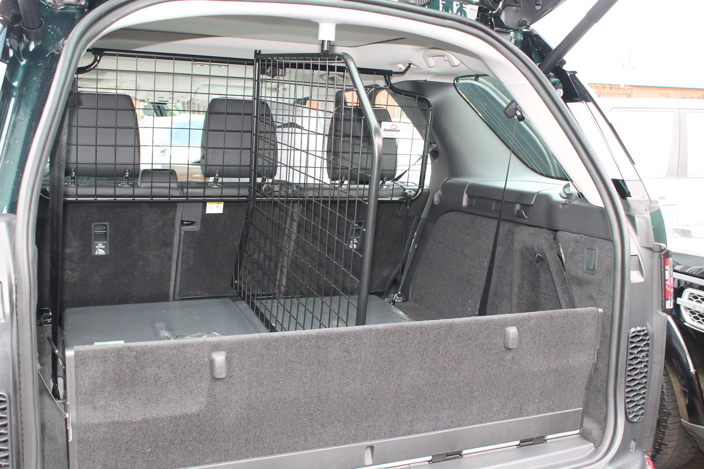 Land rover discovery 5 dog guard online