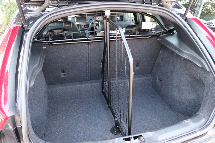Volvo v40 shop dog guard